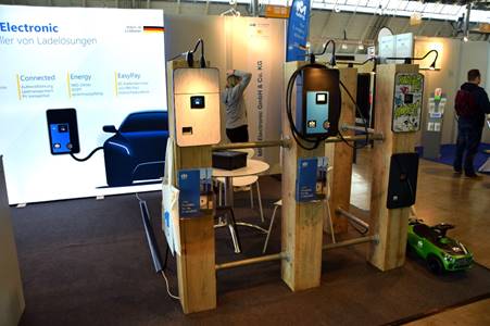 Ein Bild, das Text, Boden, Im Haus, B�ro enth�lt.

Automatisch generierte Beschreibung